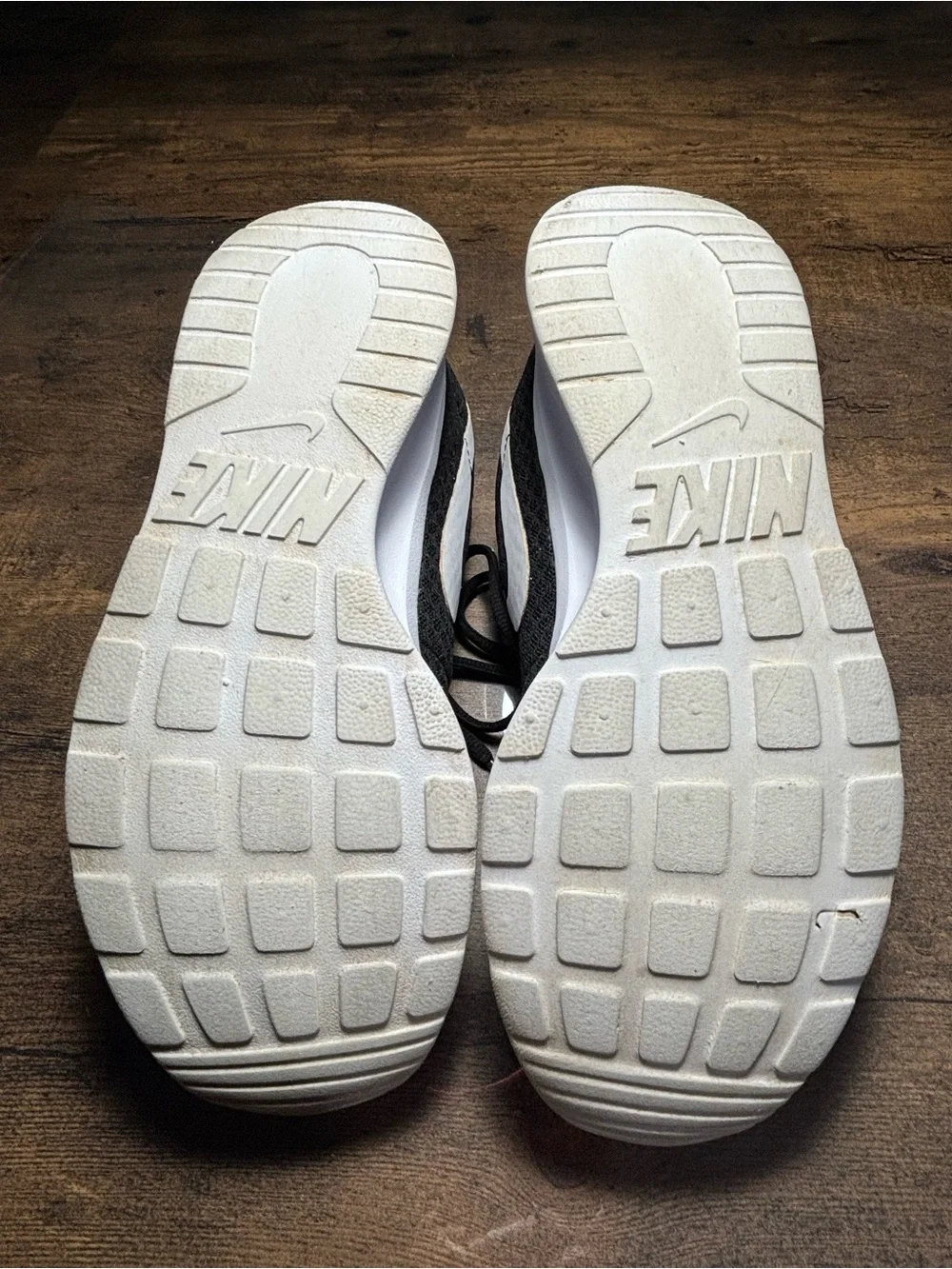Nike Women’s Black and White Mesh Running Sneakers Sz 7